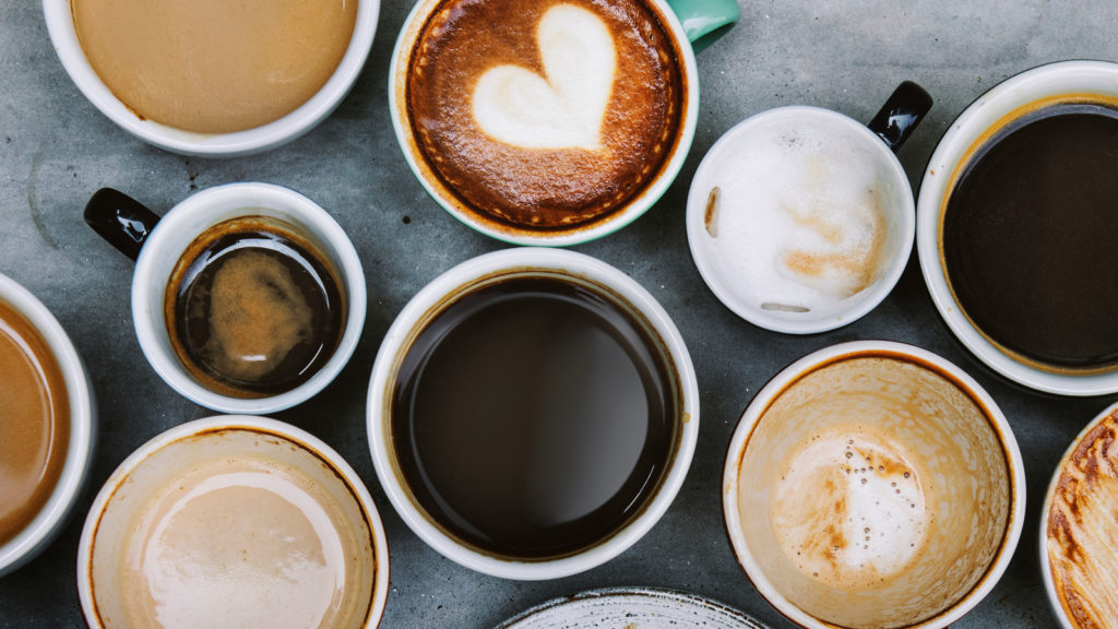 Plein de tasses de café avec de la mousse, parfois avec une forme de coeur, parfois sans mousse. Café le plus amer.