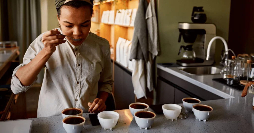 Femme qui déguste plusieurs cafés en espérant trouver celui avec le meilleur goût.