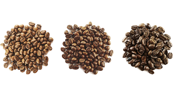 3 tas de grains de café à torréfaction légère et foncée.