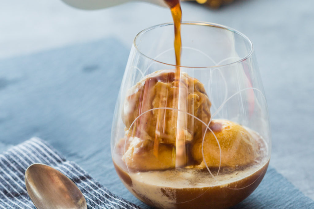 bol en verre de caffe al affogato (espresso affogato) sans cuillère