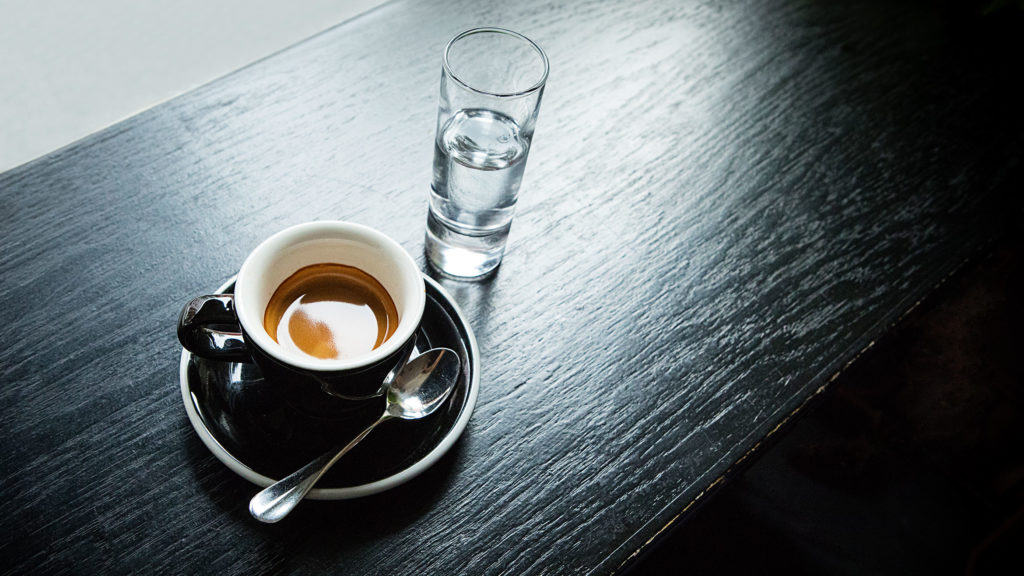Un café espresso avec un verre de grappa afin d'obtenir un café corretto (corrigé)