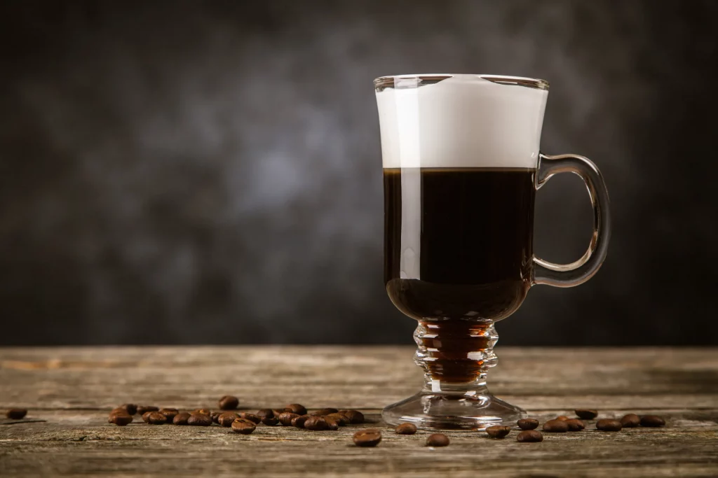 Un café irlandais servi. Souvent appelé Irish Coffee.