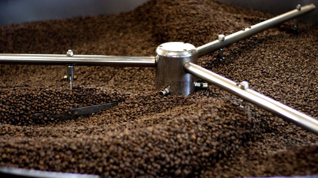 Image d'une torréfaction de graines de café en cours.