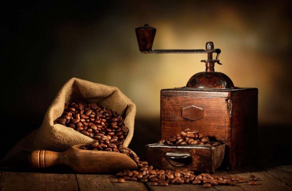 Moulin a grain de café manuel afin d'obtenir du café moulu le plus frais possible. 