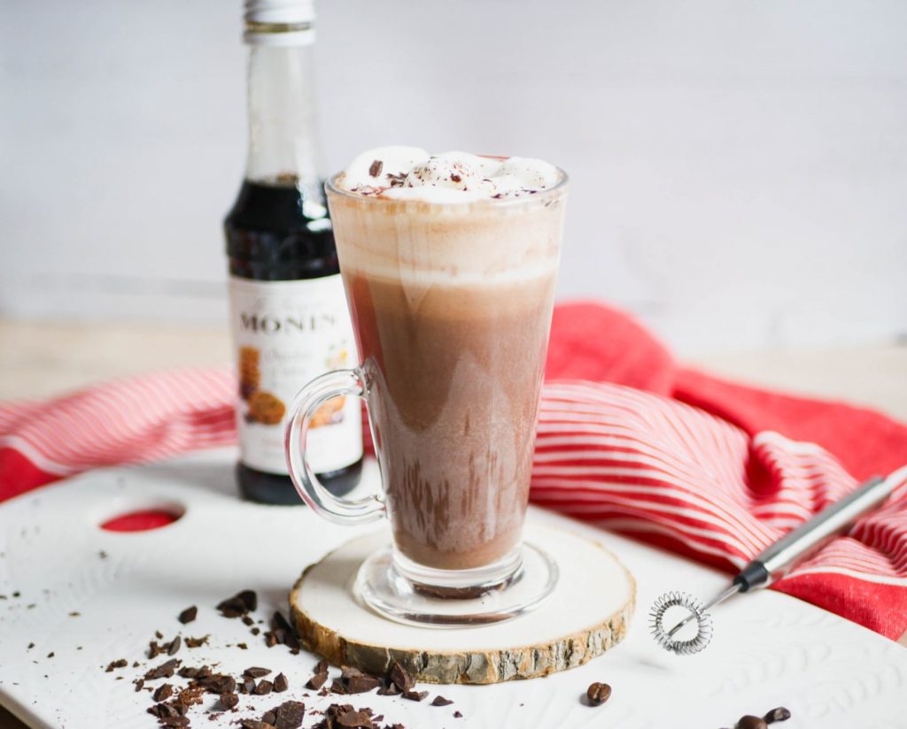 Un café Mocha préparé sur une rondelle de bois.