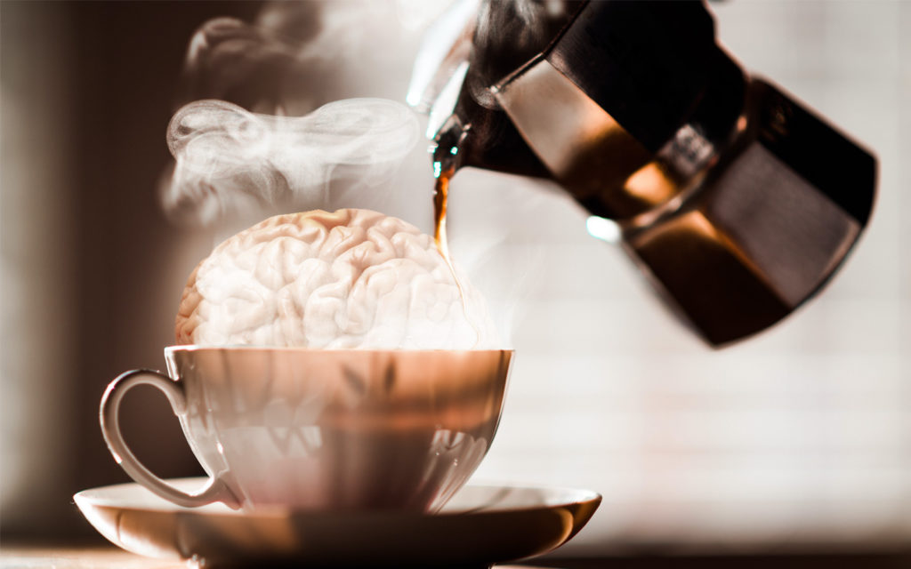 Un nuage de café se retrouve dans la tasse et ressemble à un cerveau