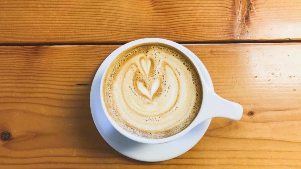 Une tasse de café Brève avec un dessin de coeur dans la mousse