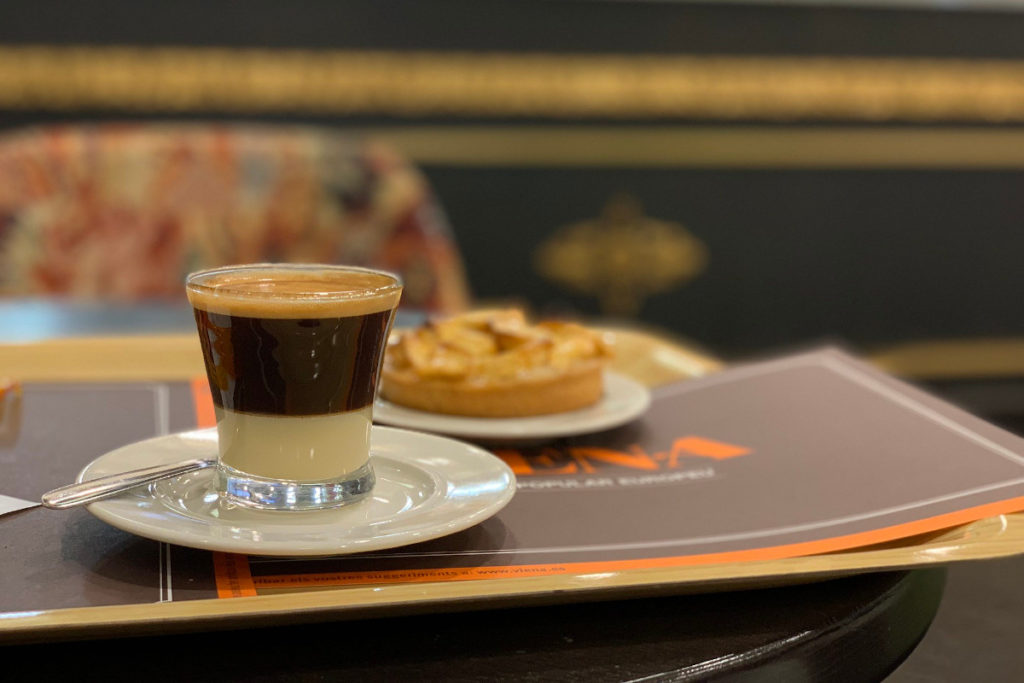 Un café Bombon préparé dans une tasse un verre.