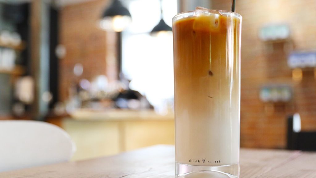 Un long verre de café infusé froid nitro