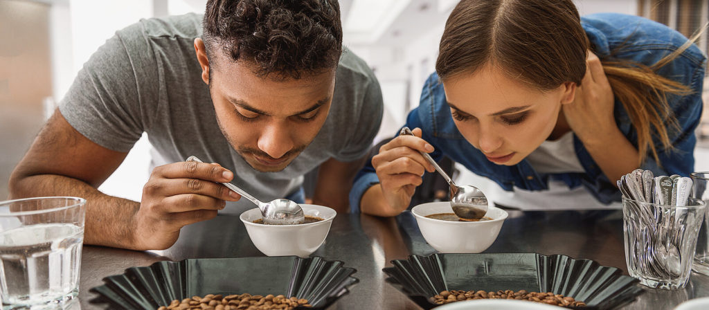 Un homme et une femme dégustent du café très délicatement