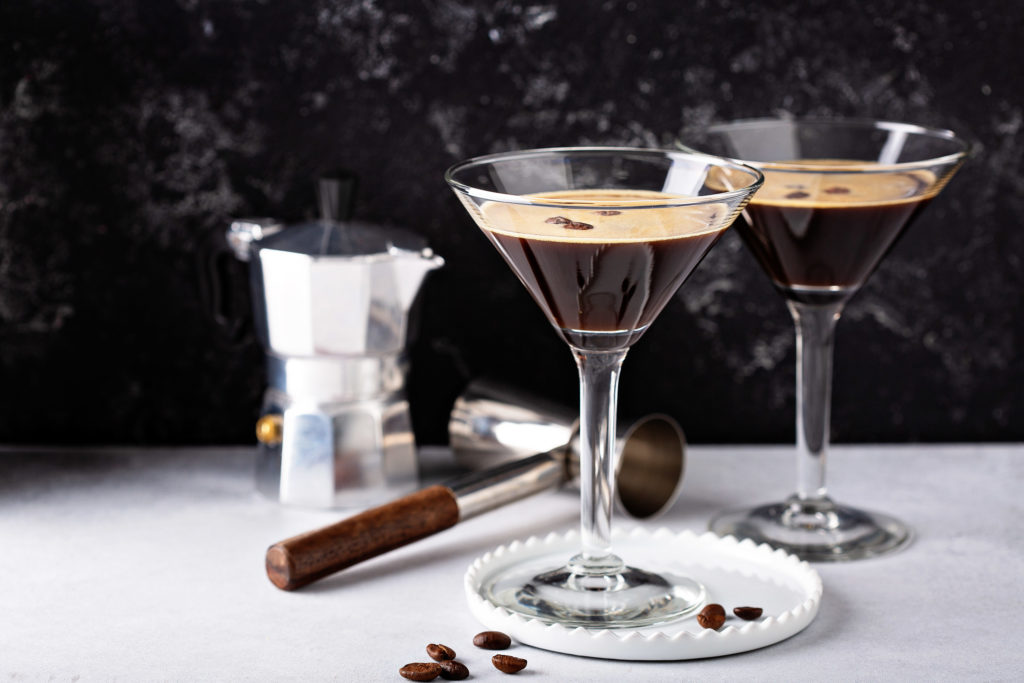 Deux espresso martini en ajoutant des grains de café entiers