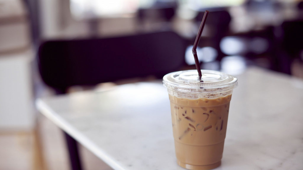 Un café frappé dans un goblet fermé et une paille