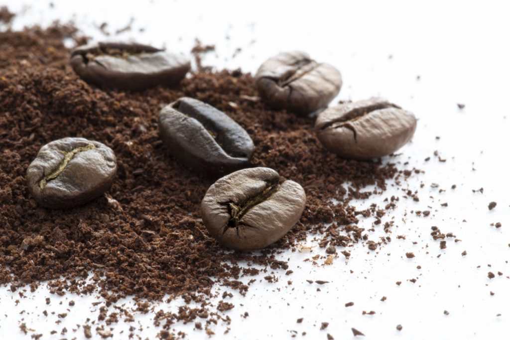 Café en grains plus cher que le café moulu, vraiment ? 