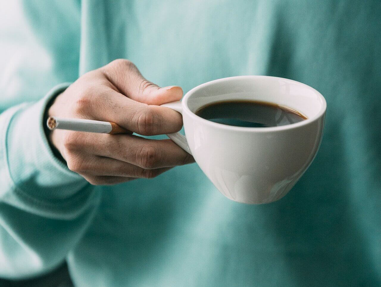 Mélanger le café et la cigarette