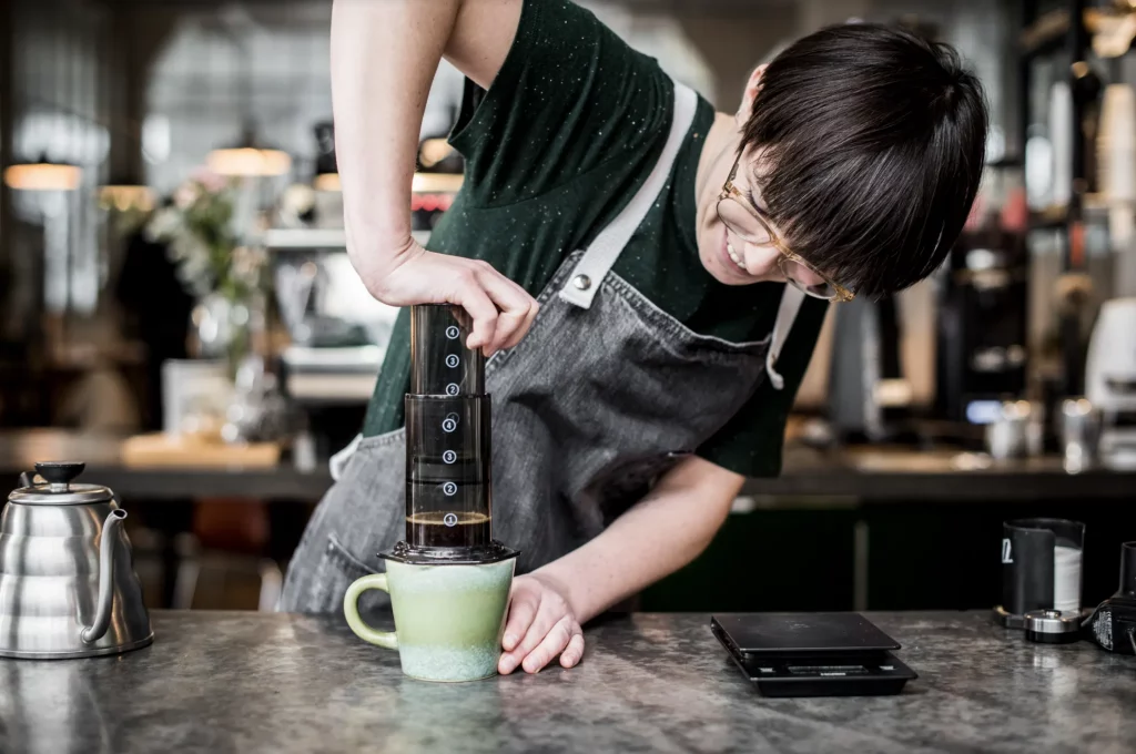 Café préparé à l'aide d'une AeroPress.
