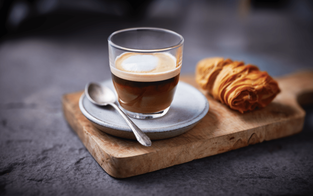 Verre à latte macchiato, encerclé de métal